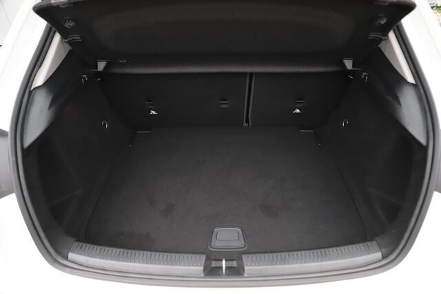 Mercedes-Benz A-KLASSE 160 Business Solution Half Leder Full LED Widescreen Carplay Android Navigatie Achteruitrijcamera Clima Cruise 19 inch AMG Look Velgen Nieuwe Banden! Stoelverwarming