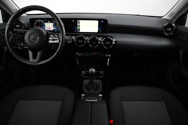 Mercedes-Benz A-KLASSE 160 Business Solution Half Leder Full LED Widescreen Carplay Android Navigatie Achteruitrijcamera Clima Cruise 19 inch AMG Look Velgen Nieuwe Banden! Stoelverwarming