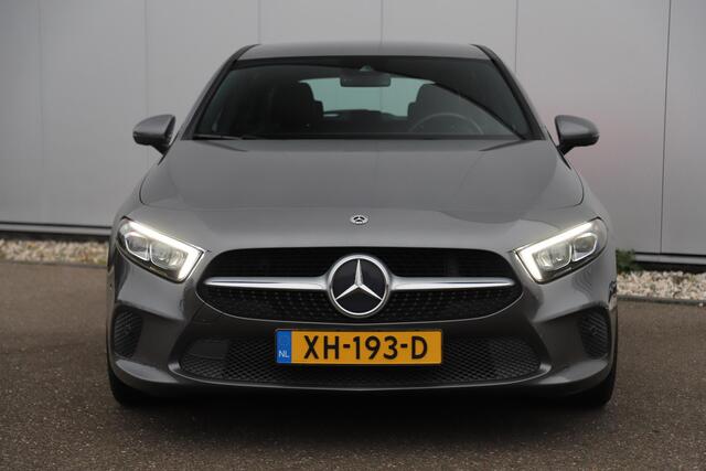 Mercedes-Benz A-KLASSE 180 d Business Solution Limited Automaat Half Leder Full LED Sportstoelen Widescreen Carplay Android Navigatie Achteruitrijcamera Clima Cruise 19 inch AMG Look Velgen Nieuwe Banden! Stoelverwarming