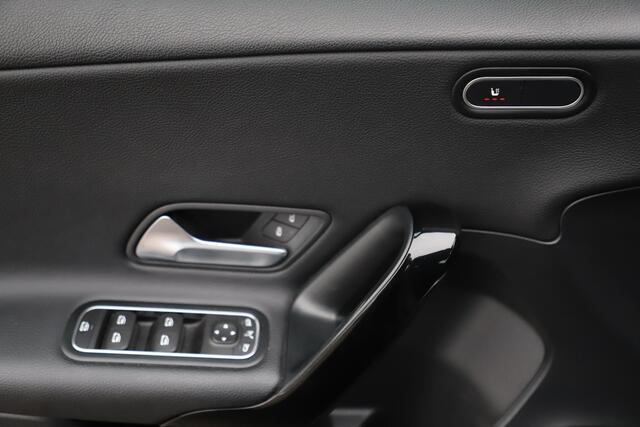 Mercedes-Benz A-KLASSE 180 d Business Solution Limited Automaat Half Leder Full LED Sportstoelen Widescreen Carplay Android Navigatie Achteruitrijcamera Clima Cruise 19 inch AMG Look Velgen Nieuwe Banden! Stoelverwarming