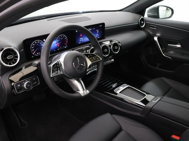 Mercedes-Benz A-KLASSE 180 Business Line | Panoramadak | Getint glas | widescreen | Stoelverwarming