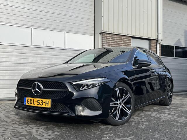 Mercedes-Benz A-KLASSE 180 Star Edition Luxury | Panoramadak | Apple CarPlay | Android Auto | Donkergetint Glas Achter | Sfeerverlichting | Stoelverwarming | Achteruitrijcamera | Parkeersensoren | Elektrisch Inklapbare Buitenspiegels