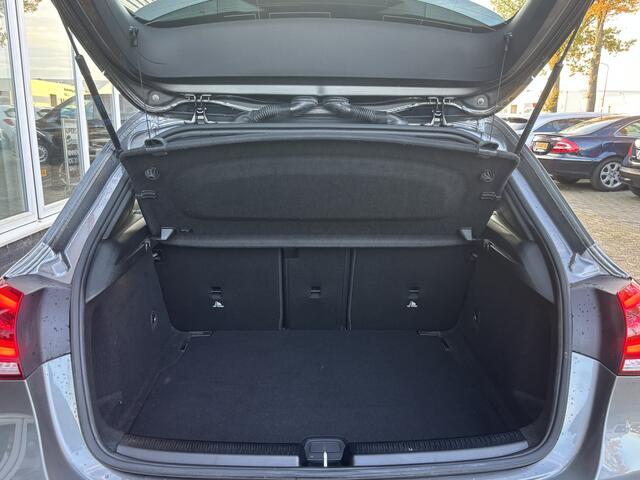 Mercedes-Benz A-KLASSE 180 Premium Plus | AMG Styling | Pano | Sfeerverlichting | Stoelverwarming
