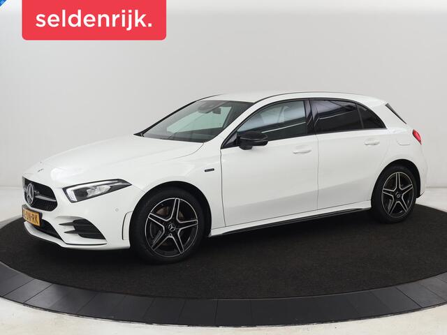 Mercedes-Benz A-KLASSE 250e AMG Night | Burmester Surround | Carplay | Stoelverwarming | Widescreen | Leder/Alcantara | Camera | Sfeerverlichting | Navigatie | Park Assist | PHEV | Plug In