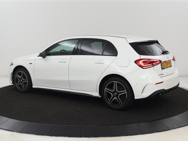 Mercedes-Benz A-KLASSE 250e AMG Night | Burmester Surround | Carplay | Stoelverwarming | Widescreen | Leder/Alcantara | Camera | Sfeerverlichting | Navigatie | Park Assist | PHEV | Plug In