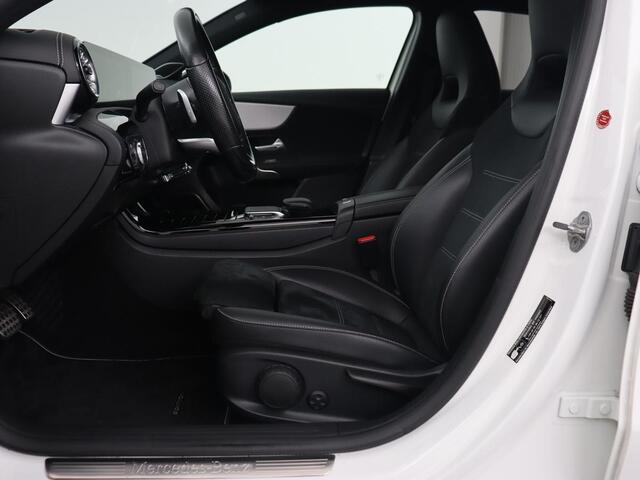 Mercedes-Benz A-KLASSE 250e AMG Night | Burmester Surround | Carplay | Stoelverwarming | Widescreen | Leder/Alcantara | Camera | Sfeerverlichting | Navigatie | Park Assist | PHEV | Plug In