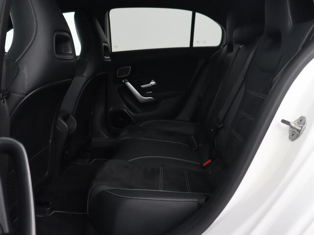 Mercedes-Benz A-KLASSE 250e AMG Night | Burmester Surround | Carplay | Stoelverwarming | Widescreen | Leder/Alcantara | Camera | Sfeerverlichting | Navigatie | Park Assist | PHEV | Plug In