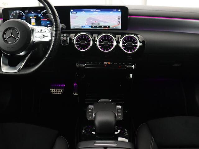 Mercedes-Benz A-KLASSE 250e AMG Night | Burmester Surround | Carplay | Stoelverwarming | Widescreen | Leder/Alcantara | Camera | Sfeerverlichting | Navigatie | Park Assist | PHEV | Plug In