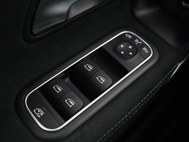 Mercedes-Benz A-KLASSE 250e AMG Night | Burmester Surround | Carplay | Stoelverwarming | Widescreen | Leder/Alcantara | Camera | Sfeerverlichting | Navigatie | Park Assist | PHEV | Plug In