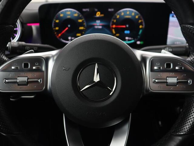 Mercedes-Benz A-KLASSE 250e AMG Night | Burmester Surround | Carplay | Stoelverwarming | Widescreen | Leder/Alcantara | Camera | Sfeerverlichting | Navigatie | Park Assist | PHEV | Plug In