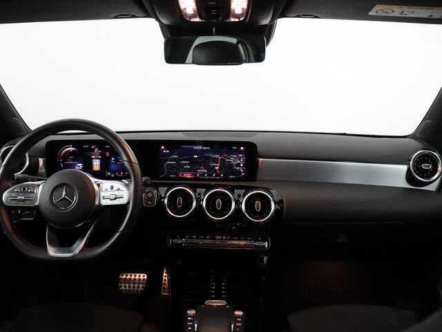 Mercedes-Benz A-KLASSE 200 AMG Line (Panodak / ACC / Full Led / Distronic+ / Carplay / 19 Inch / Digi dash)