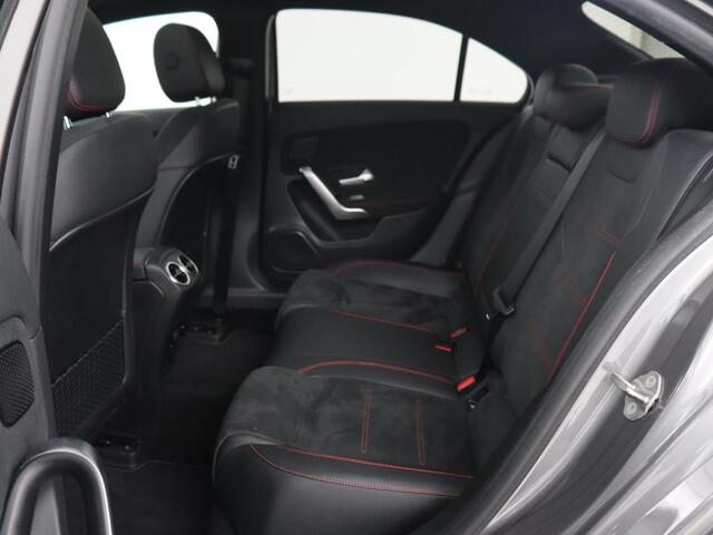 Mercedes-Benz A-KLASSE 250e AMG Limited | Panoramadak | Matrix LED | Keyless | Stoelverwarming | Memory | Camera | Navigatie | Leder/Alcantara | Sfeerverlichting | Park Assist | PHEV | Plug In