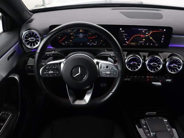 Mercedes-Benz A-KLASSE 180 AMG | Adaptive cruise | Trekhaak | Stoelverwarming | Camera | Leder/Alcantara | Sfeerverlichting | Navigatie | Park Assist | Full LED | Climate control | Bluetooth