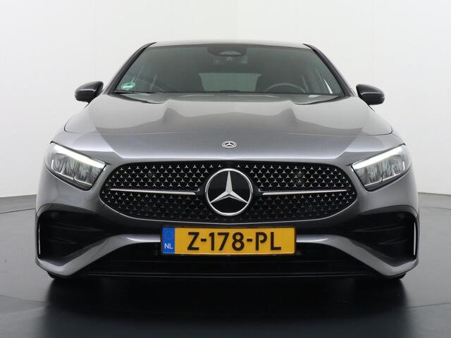 Mercedes-Benz A-KLASSE 200 AMG Line FACELIFT | 163PK | Night-pakket | Panoramadak | Ambienteverlichting | Dodehoek | Mountaingrau | Rijklaar + 12 mnd BOVAG garantie