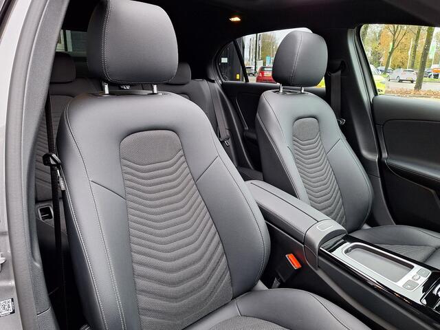 Mercedes-Benz A-KLASSE 250 e Star Edition Luxury Line | Panoramadak | Night pakket | Achteruitrijcamera | Sfeerverlichting | Multibeam LED | Dodehoekassistentie | Keyless-GO