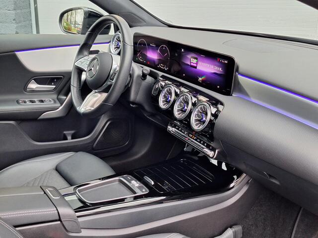 Mercedes-Benz A-KLASSE 250 e Star Edition Luxury Line | Panoramadak | Night pakket | Achteruitrijcamera | Sfeerverlichting | Multibeam LED | Dodehoekassistentie | Keyless-GO