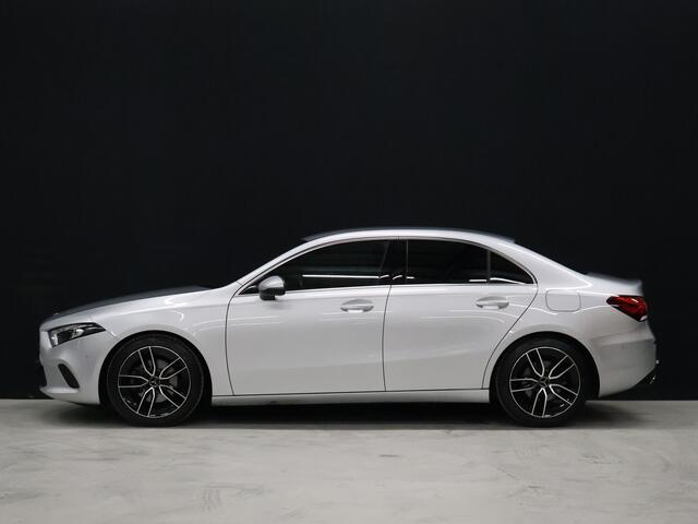 Mercedes-Benz A-KLASSE 200 Business Solution Luxury [TREKHAAK, CAMERA, PDC V+A, CRUISE CONTROL, BLUETOOTH TELEFOON, STOELVERWARMING, SFEERVERLICHTING, NAVIGATIE]