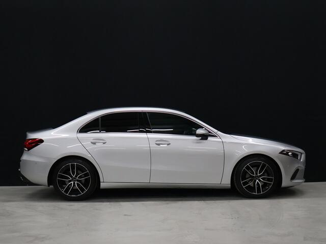 Mercedes-Benz A-KLASSE 200 Business Solution Luxury [TREKHAAK, CAMERA, PDC V+A, CRUISE CONTROL, BLUETOOTH TELEFOON, STOELVERWARMING, SFEERVERLICHTING, NAVIGATIE]