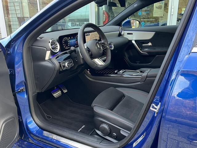 Mercedes-Benz A-KLASSE 180 Star Edition AMG | Panoramadak | Winter Pakket | Dodehoekassistent | MULTIBEAM LED Koplampen | Donkergetint Glas Achter | Stoelverwarming | Stuurverwarming | Sfeerverlichting | Elektrisch Inklapbare Buitenspiegels | Achteruitrijcamera | Parkeersensore