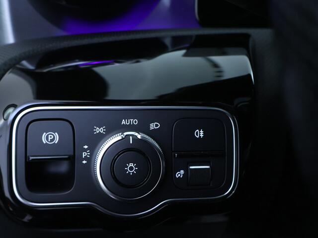 Mercedes-Benz A-KLASSE 250 e Premium Plus | AMG Line | Panoramadak | Sfeerverlichting | Cruise Control | Inclusief 24 maanden MB Certified garantie voor Europa.