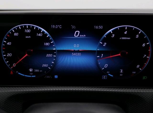 Mercedes-Benz A-KLASSE 160 Business Solution Luxury Panorama Schuif-Kanteldak | Ledkoplampen | Sfeerverlichting | Achteruitrijcamera. Inclusief 24 maanden Mercedes-Benz Certified garantie voor Europa.