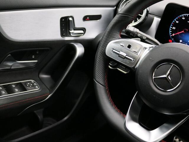 Mercedes-Benz A-KLASSE 180 Business Solution AMG AMG Line | Night Pakket | Panorama Schuif-Kanteldak |Sfeerverlichting | Ledkoplampen | Memory Voorstoelen | Achteruitrijcamera. Inclusief 24 maanden Mercedes-Benz Certified garantie voor Europa.