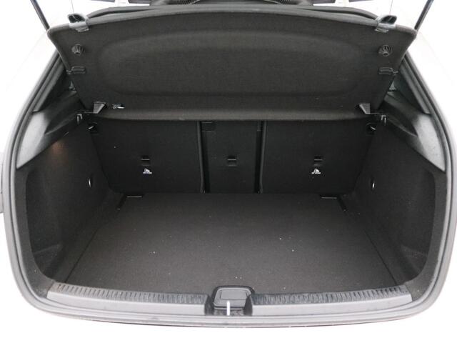 Mercedes-Benz A-KLASSE 180 Business Solution AMG AMG Line | Night Pakket | Panorama Schuif-Kanteldak |Sfeerverlichting | Ledkoplampen | Memory Voorstoelen | Achteruitrijcamera. Inclusief 24 maanden Mercedes-Benz Certified garantie voor Europa.