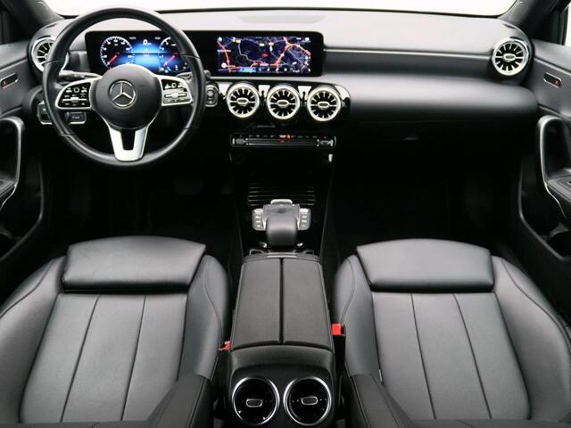 Mercedes-Benz A-KLASSE 180 Business Solution Luxury Distronic | Sfeerverlichting | Achteruitrijcamera | Ledkoplampen | Stoelverwarming Voor | Inclusief 24 maanden Mercedes-Benz Certified garantie voor Europa.