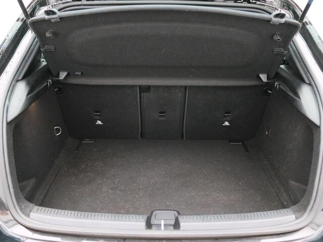 Mercedes-Benz A-KLASSE 180 Business Solution Luxury Distronic | Sfeerverlichting | Achteruitrijcamera | Ledkoplampen | Stoelverwarming Voor | Inclusief 24 maanden Mercedes-Benz Certified garantie voor Europa.