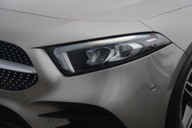 Mercedes-Benz A-KLASSE 160 AMG Line Widescreen Full LED Half Leder Sportstoelen Navigatie Camera Clima Lane Assist Cruise Parkeersensors 18 inch AMG LMV