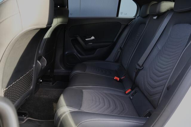 Mercedes-Benz A-KLASSE 180 Business Solution AMG Automaat | NL Auto | Wide Screen | Stoelverwarming | Camera | Half Leer