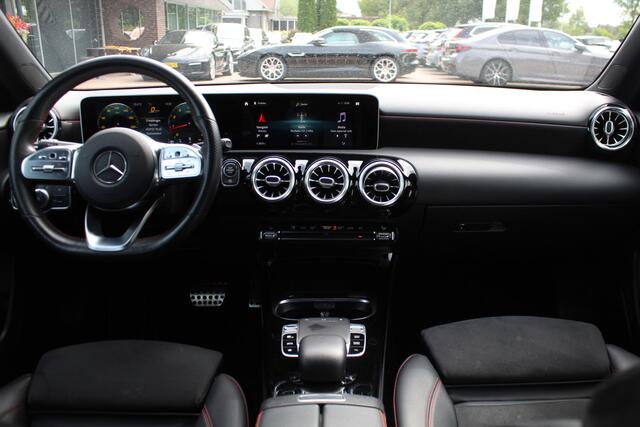 Mercedes-Benz A-KLASSE 180 Business Solution AMG / Camera / Navigatie / 18'' / Dodehoek / Stoelverwarming / Cruise Control