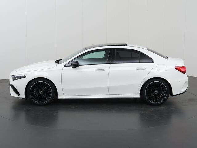 Mercedes-Benz A-KLASSE Limousine 180 Star Edition AMG Panoramadak | Night-pakket | 19" AMG velgen | Sfeerverlichting | Stoelverwarming | Multibeam led koplampen
