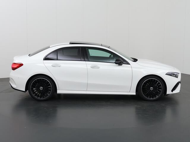 Mercedes-Benz A-KLASSE Limousine 180 Star Edition AMG Panoramadak | Night-pakket | 19" AMG velgen | Sfeerverlichting | Stoelverwarming | Multibeam led koplampen