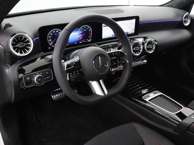 Mercedes-Benz A-KLASSE Limousine 180 Star Edition AMG Panoramadak | Night-pakket | 19" AMG velgen | Sfeerverlichting | Stoelverwarming | Multibeam led koplampen