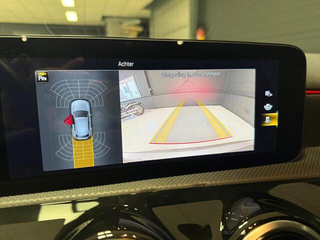 Mercedes-Benz A-KLASSE 200 AMG Line Navi Camera Night Pack 19Inch Led 60.000dkm! Nieuwe Staat!