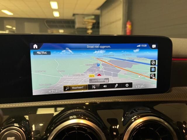 Mercedes-Benz A-KLASSE 200 AMG Line Navi Camera Night Pack 19Inch Led 60.000dkm! Nieuwe Staat!