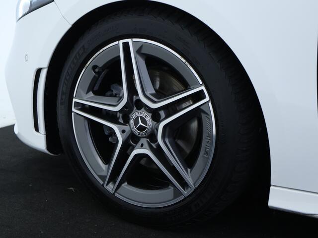 Mercedes-Benz A-KLASSE 200 Launch Edition Premium Plus AMG Styling | Panoramadak | Sfeerverlichting | Head Up Display | Dode hoek assistent | Electr. stoelen met geheugen