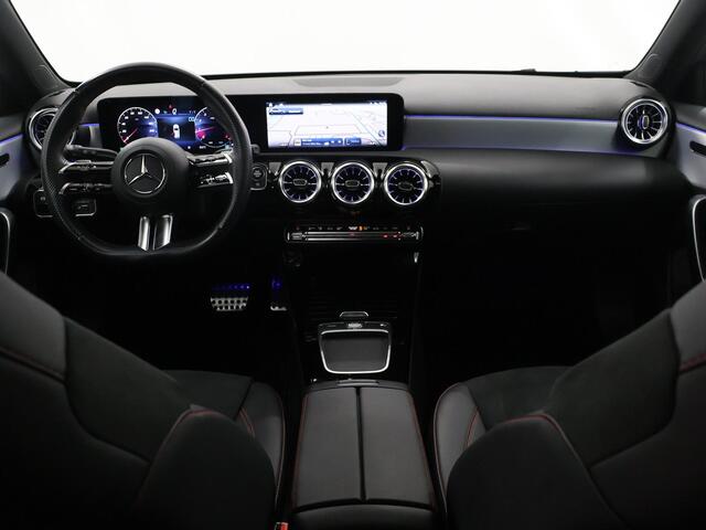 Mercedes-Benz A-KLASSE 180 AMG Line | Night pakket | Panoramadak | Sfeerverlichting |