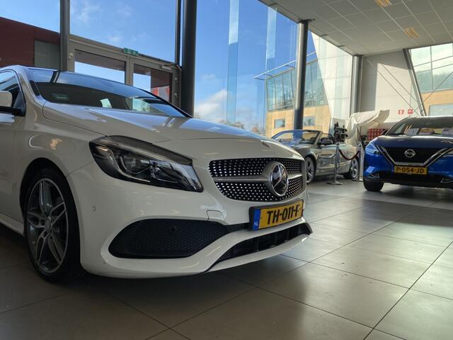 Mercedes-Benz A-KLASSE 180 Business Solution AMG,Automaat,Panoramadak,Navigatie,Achteruitrijcamera,Climate&Cruiscontrol,Spraakbediening,Trekhaak,Sport Interieur,Leder/Stof Bekleding,18 Inch Lmv