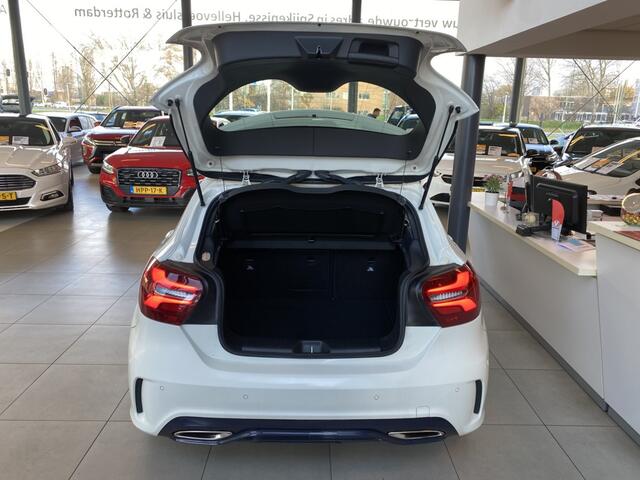 Mercedes-Benz A-KLASSE 180 Business Solution AMG,Automaat,Panoramadak,Navigatie,Achteruitrijcamera,Climate&Cruiscontrol,Spraakbediening,Trekhaak,Sport Interieur,Leder/Stof Bekleding,18 Inch Lmv