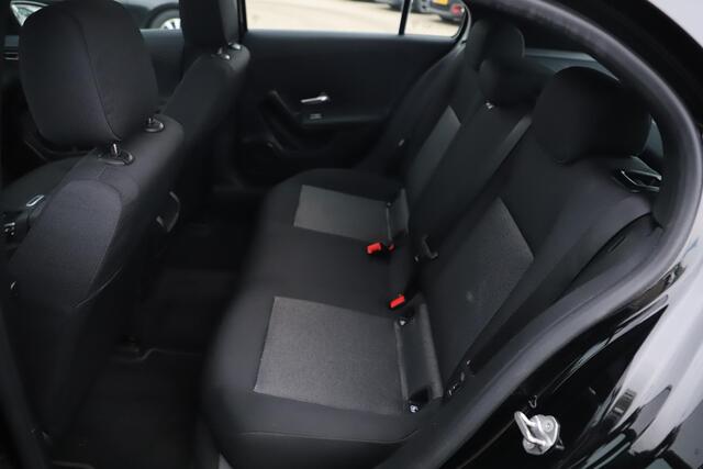 Mercedes-Benz A-KLASSE 160 Business Solution Panoramadak Widescreen Trekhaak 18 inch AMG Velgen Navigatie Camera Full LED Lane Assist Stoelverwarming