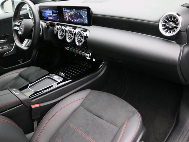 Mercedes-Benz A-KLASSE 180 AMG Star Edition AMG Line | Ledkoplampen | Apple CarPlay | Licht- en zicht pakket | Keyless-Go | Spiegel Pakket | Stoelverwarming. Inclusief 24 maanden MB Certified garantie voor Europa.