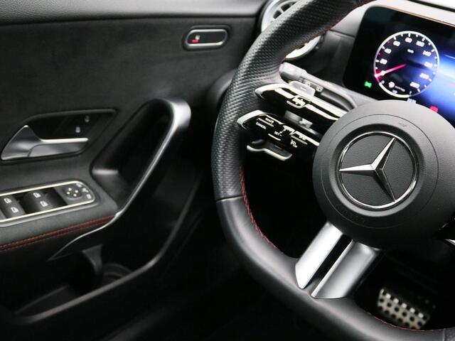 Mercedes-Benz A-KLASSE 180 AMG Star Edition AMG Line | Ledkoplampen | Apple CarPlay | Licht- en zicht pakket | Keyless-Go | Spiegel Pakket | Stoelverwarming. Inclusief 24 maanden MB Certified garantie voor Europa.
