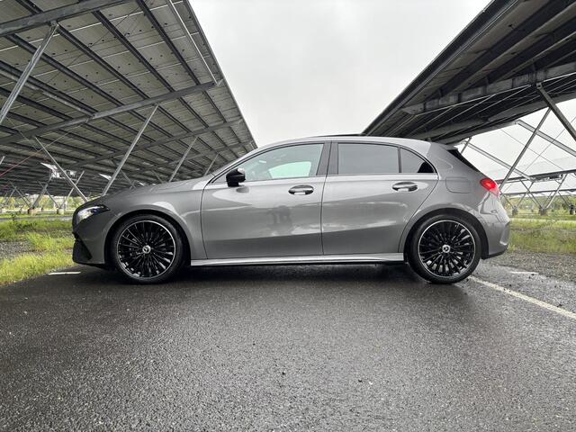 Mercedes-Benz A-KLASSE 180 Business Solution AMG | Night | Panoramaschuifdak | Achteruitrijcamera | Sfeerverlichting| MULTIBEAM LED | 19 inch AMG-velgen |