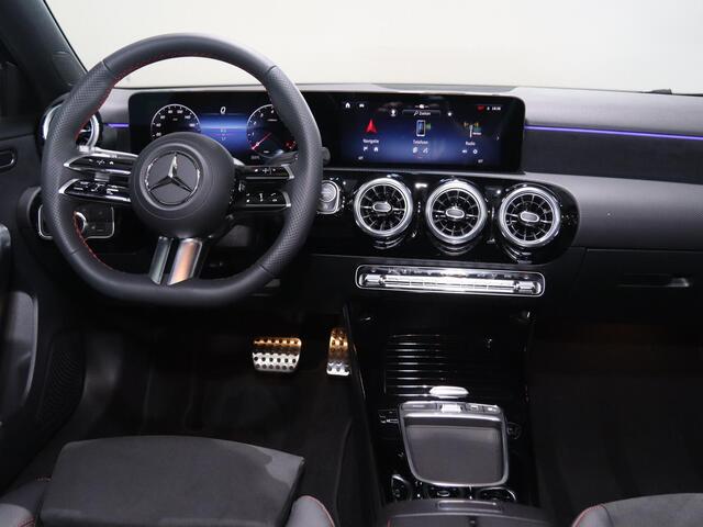 Mercedes-Benz A-KLASSE 180 Star Edition AMG Line | Panoramaschuifdak | Night | Multibeam LED | DISTRONIC | Dodehoekassistent
