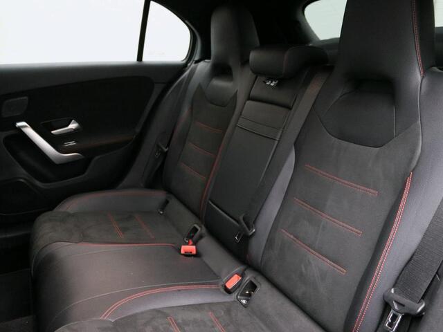 Mercedes-Benz A-KLASSE 180 Business Solution AMG AMG Line | Night Pakket | Panorama Schuif-Kanteldak | Sfeerverlichting | Trekhaak | MultiBeam Koplampen | Achteruitrijcamera. Inclusief 24 maanden Mercedes-Benz Certified garantie voor Europa.