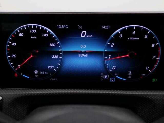 Mercedes-Benz A-KLASSE 180 Business Solution AMG AMG Line | Night Pakket | Panorama Schuif-Kanteldak | Sfeerverlichting | Trekhaak | MultiBeam Koplampen | Achteruitrijcamera. Inclusief 24 maanden Mercedes-Benz Certified garantie voor Europa.