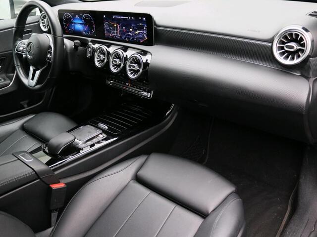 Mercedes-Benz A-KLASSE 180 Business Solution Luxury Ledkoplampen | Achteruitrijcamera | MBUX Augmented Reality navigatie | Stoelverwarming Voor | Sfeerverlichting. Inclusief 24 maanden Mercedes-Benz Certified garantie voor Europa.
