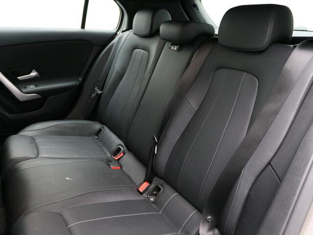 Mercedes-Benz A-KLASSE 180 Business Solution Luxury Ledkoplampen | Achteruitrijcamera | MBUX Augmented Reality navigatie | Stoelverwarming Voor | Sfeerverlichting. Inclusief 24 maanden Mercedes-Benz Certified garantie voor Europa.